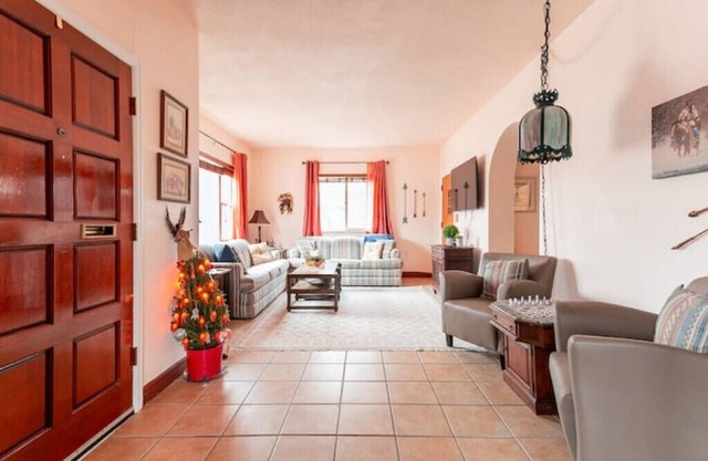 3 King Beds-Hot Tub-Firepit-Historic-Downtownn