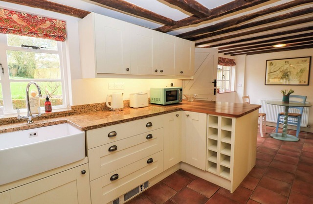 3 MALTHOUSE COTTAGES, pet friendly, with a garden in Alton, Hampshire