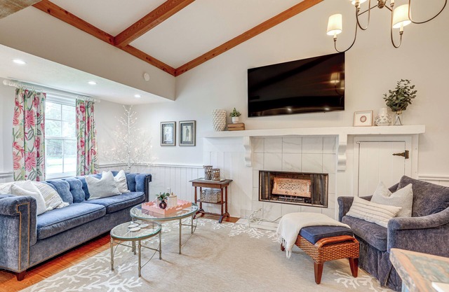 3 Mi to Beach: Pawleys Island Cottage