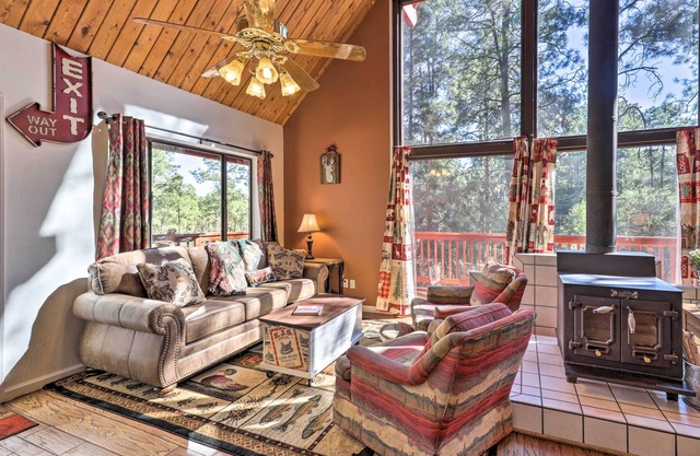 3 Mi to Downtown: Cabin w/Gas Grill in Prescott