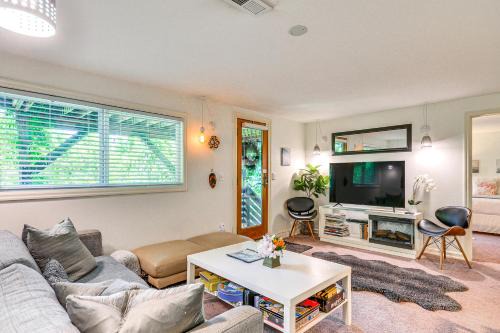 3 Mi to Downtown Portland Lush Flat with Fire Pit