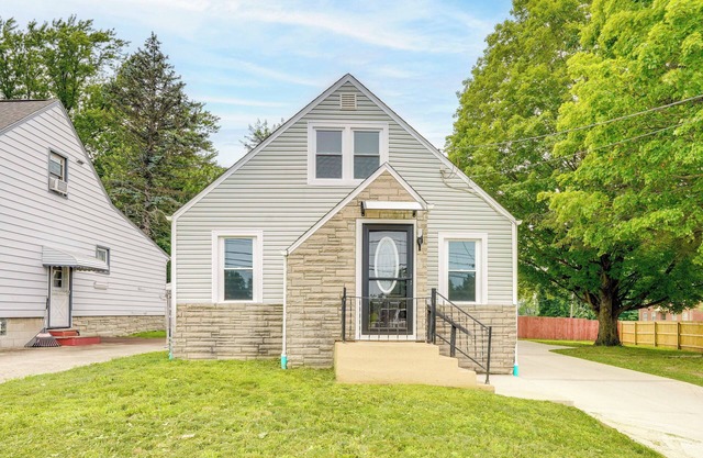 3 Mi to Dtwn Youngstown & YSU: Family Home w/Yard