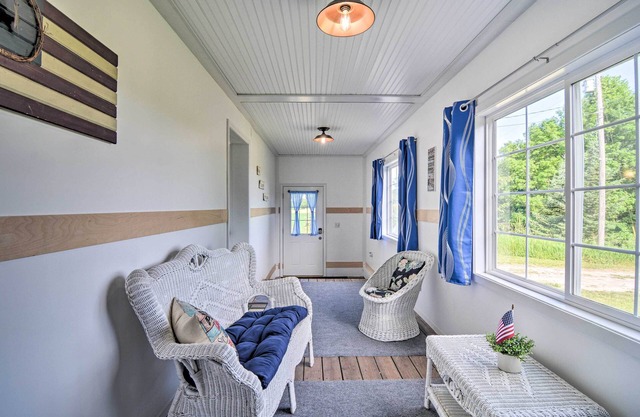 3 Mi to Lake Michigan: The Country Cottage