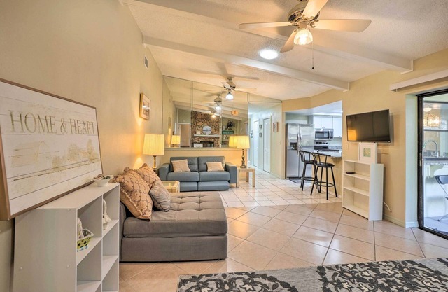 3 Mi to Philippe Park & Pier: Stunning Retreat