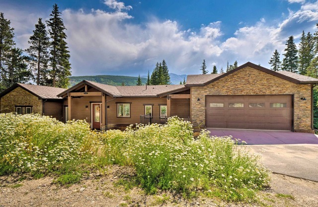 3 Mi to Ski Resort: Modern Breck Home w/Hot Tub!