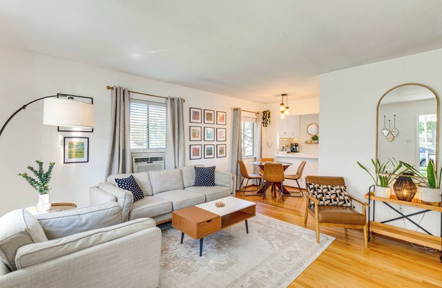 3 Mi to Universal Studios: Chic Home w/Yard!