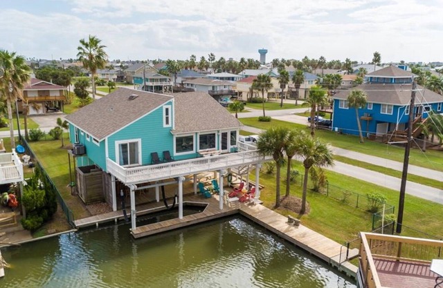 3 Min. to Beach I Summertime I Fish From Deck I Fenced I King beds I Lift I Pets
