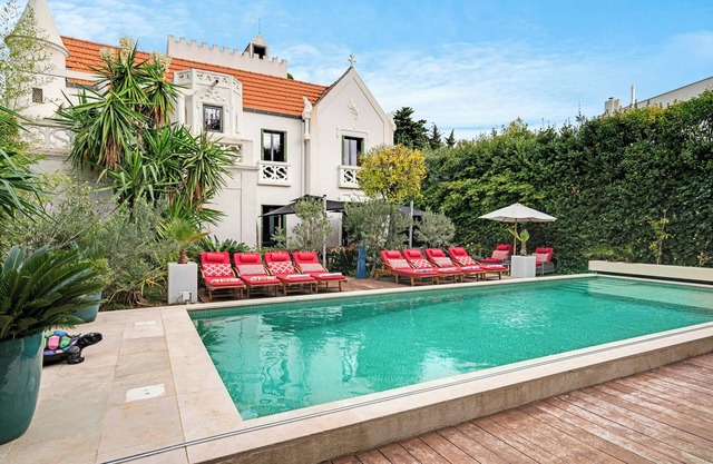 3 min. walk from sandy beach! Pool & Jacuzzi! Gardenroom! Bikes! Fiber internet!