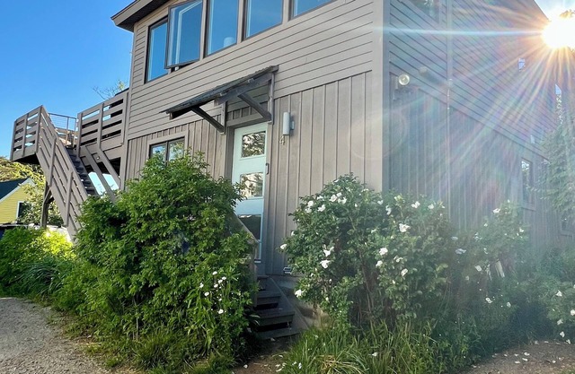 3-min walk to beach, modern 3BR, dog-friendly cottage in charming Biddeford Pool