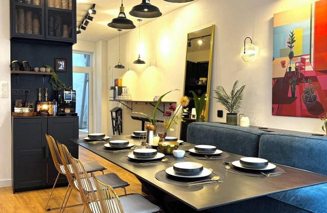 3 min walk to MEIR, 10 min to Central Station - cozy 3/4BR - entire house
