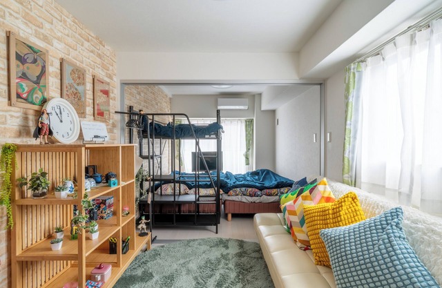 3 minutes walk from Ebisu station, 30 minutes from USJ, 10 minutes walk from Namba and Nihonbashi! 24h supermarket 2 min walk, many convenience stores, Don Quijote, Tsutenkaku Tower and other tourist attractions nearby!