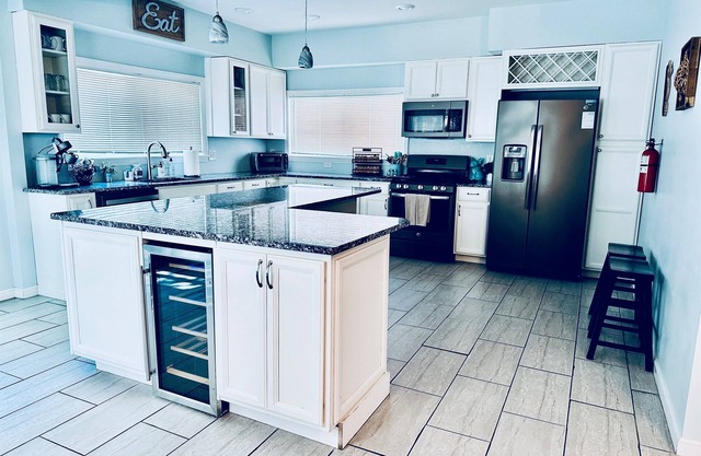3 Nights for the Price of 2! 4BR/3.5BA Walk to Dining Quick Uber to Casinos