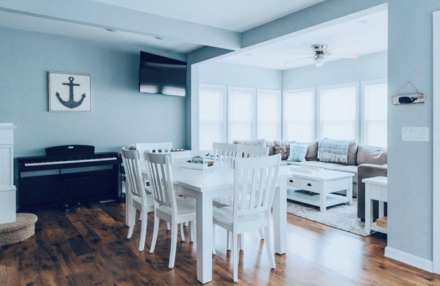 3 Nights for the Price of 2! 4BR/3.5BA Walk to Dining Quick Uber to Casinos