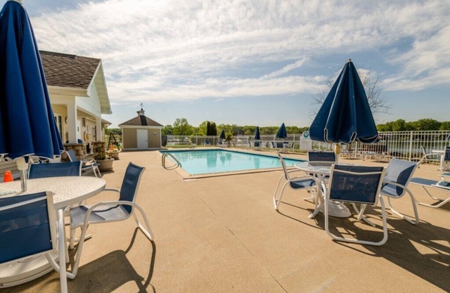 3 Nt Summer Min! Lovely Home With Association Heated Pool and Hot Tub!