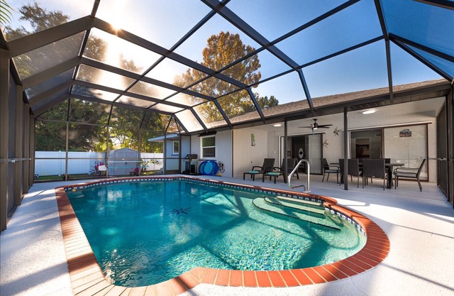 3 Palms Inn- 2/3 bedroom heated pool house!