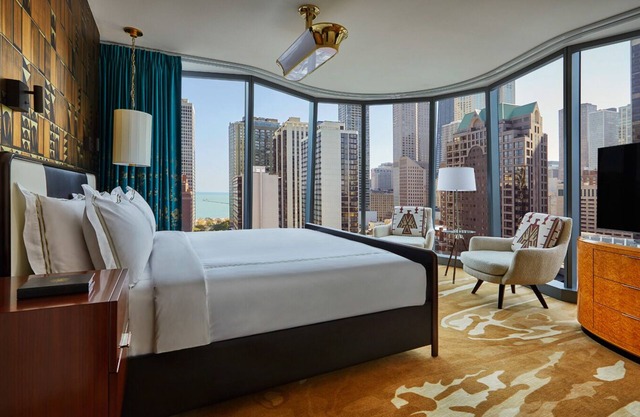 3 Pet-Friendly Viceroy Lake View Suite, Near Oak Street Beach!