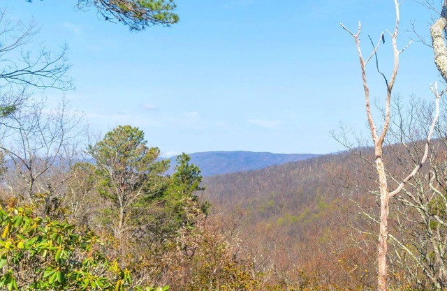 3 Ridges Vista. Stunning mountain views, renovated home, 2 mins to ski slopes