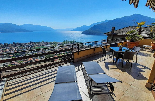 3-room apartment with large sunny balcony, pool & dream lake view