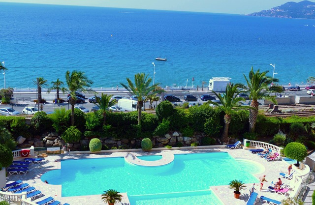 3-room beachfront, sandy beach, 2 pools and internet