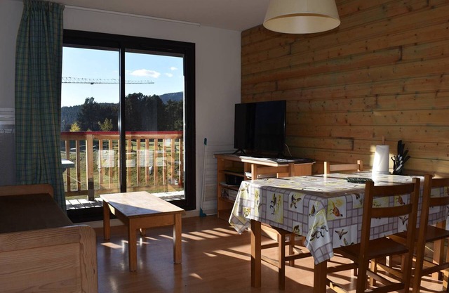 3-Room Cabin with Balcony and Parking in Font-Romeu