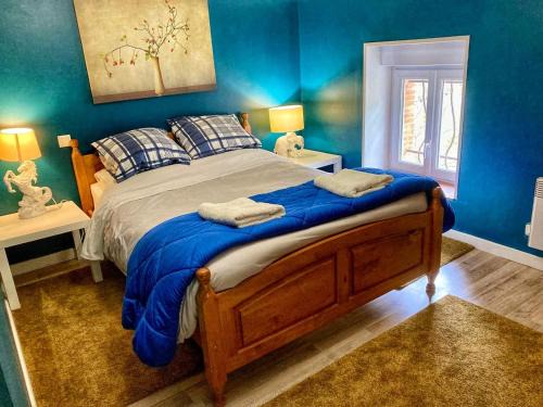 3 Star 3 bed Air Conditioned QUERTINEUX 100m to Historic 4 Cathar Châteaux Lastours access to a very Pretty Riverside Garden!