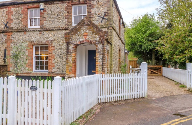 3 STATION COTTAGES, pet friendly, with open fire in Wymondham