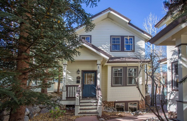 3 Story Luxury Townhome, Downtown Breckenridge, Hot Tub, Walk to lift