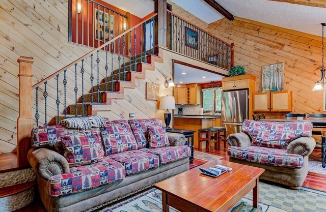 3 Story Mountainside Chalet - Storyland 5 min, hike, bears, waterfalls, explore