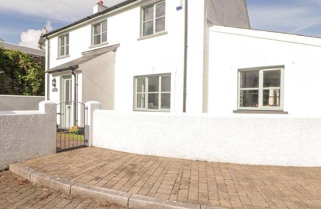 3 STRAWBERRY CLOSE, family friendly, with a garden in Broad Haven