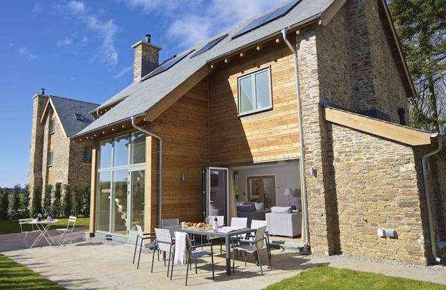 3 THE DRIVE, HILLFIELD VILLAGE, family friendly in Dartmouth