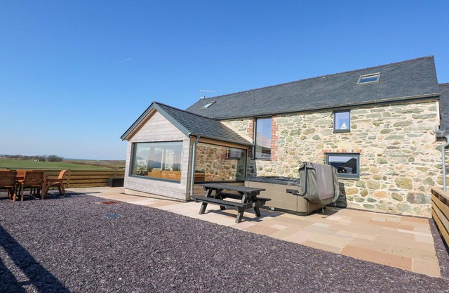 3 TREM Y MOR, family friendly, with hot tub in Llanfachraeth