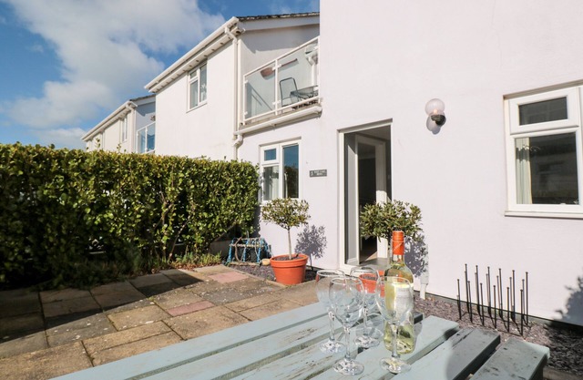 3 WEST PARK MEWS, pet friendly, country holiday cottage in Hope Cove