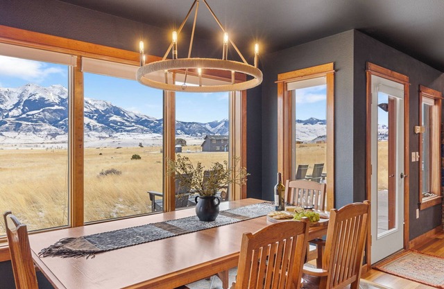 30 Miles to Yellowstone Game Room Hot Tub A/C Outdoor Fire Stove