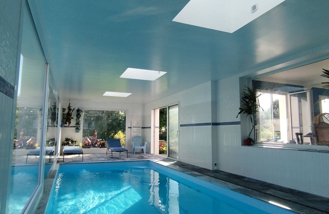 300m from beach, 29°C pool, 5 bdrms, 4 baths, quiet, spacious