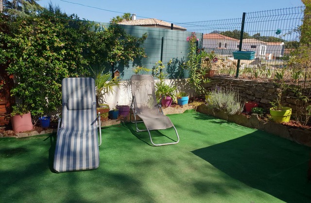 300m from Les Lecques beach, cosy T2 apartment + garden