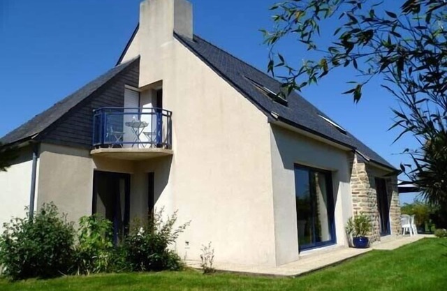 300m from Tahiti beach and GR34 - 4* - Large garden - European TV channels