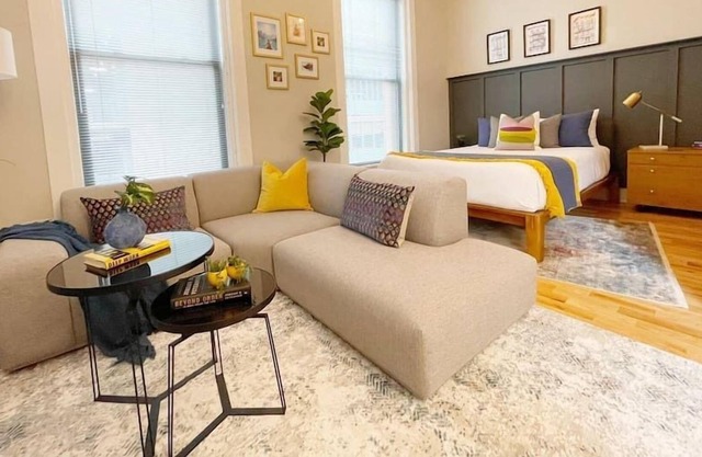 302 Yale area beautiful modern studio sleeps 2