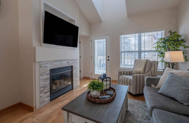 306 - Spacious 2 Bedroom Condo Suite