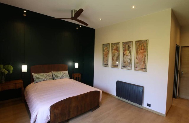 30s-style guest room with breakfast included, 180 cm bed, Wifi