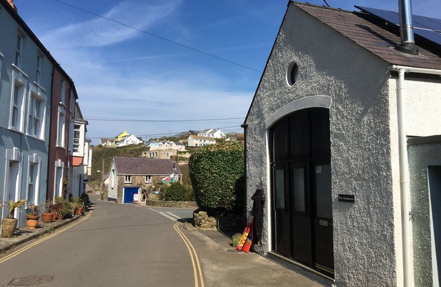 30sec walk to Little Haven Beach, sea views (at high tide) with a log burner !