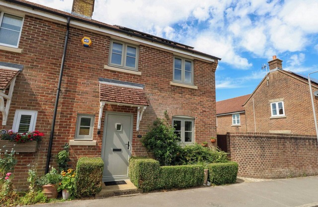 31 BULL LANE, pet friendly, with a garden in Maiden Newton