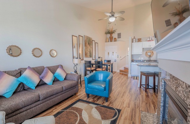 319 - Modern 2 Bed Lake View Condo w/Gorgeous Views