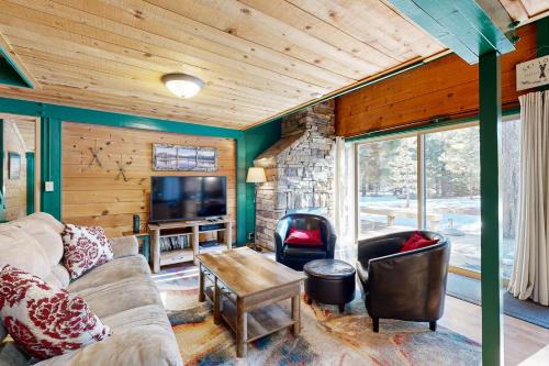 32 Cabin Cluster Ln