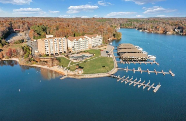 #323 Pointe - 2 Bedroom Lakefront Condo at Mariners SML