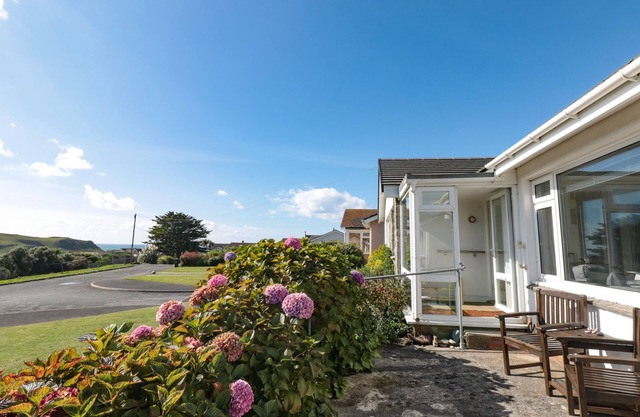 33 WEYMOUTH PARK, pet friendly, with a garden in Hope Cove