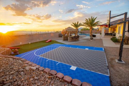 3400 SqFt House W/40Ft Heated Pool/Spa- Strip View
