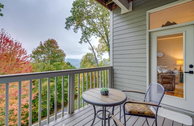 36 Mi to Asheville Mtn-View Home in Burnsville!