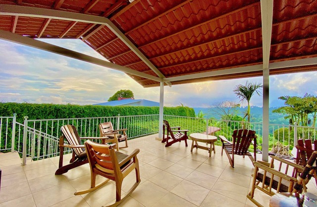360-Degree view large family room for 13 guests