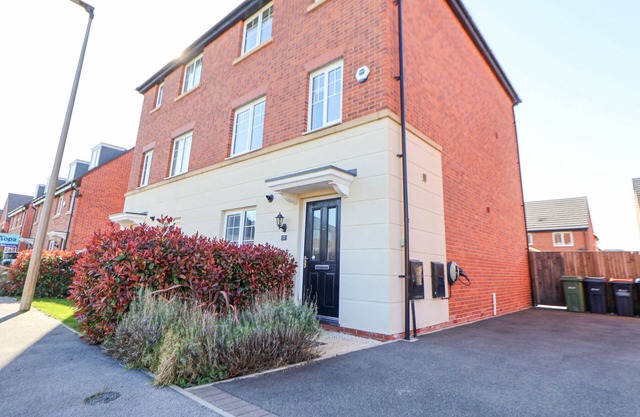 37 DEVANA GARDENS, pet friendly, with a garden in Chester