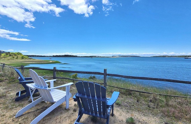 3BD Harborfront Cottage-Stunning Panoramic Wellfleet Harbor Views & Sunsets, A/C, Deck, Direct Water Access